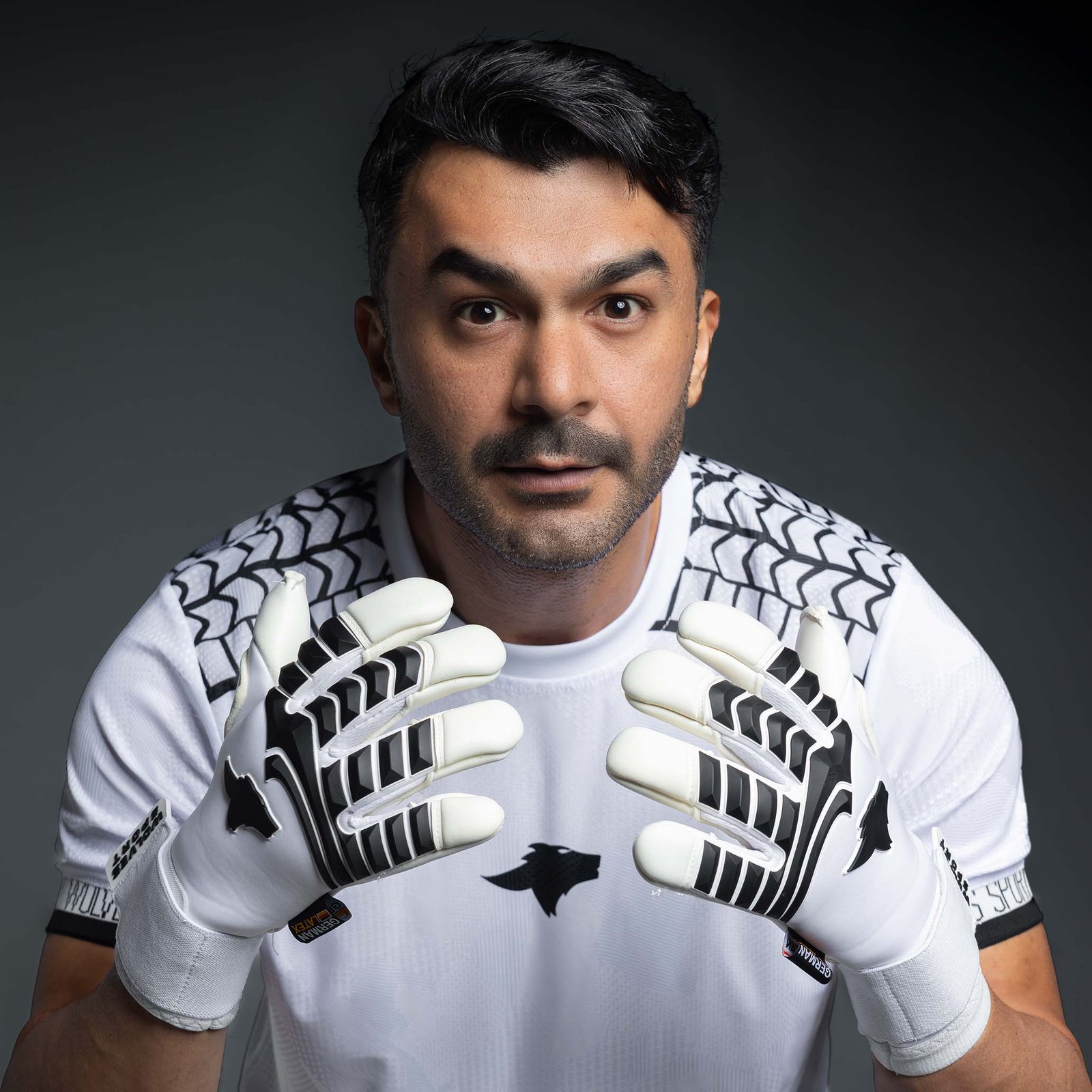 gloves 3 (ERGO NEGATIVE) قفاز وولفز سبورت برو الأبيض (للكبار) - الصورة 1